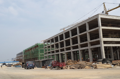 图为调研空港开发区润恒现代农产品冷链物流中心建设现场